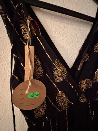 Vestido indio morado y dorado con etiqueta