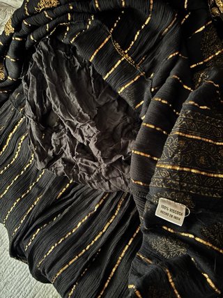 Vestido indio morado y dorado con etiqueta
