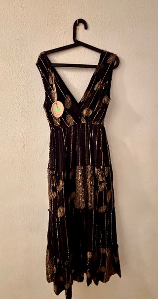 Vestido indio morado y dorado con etiqueta