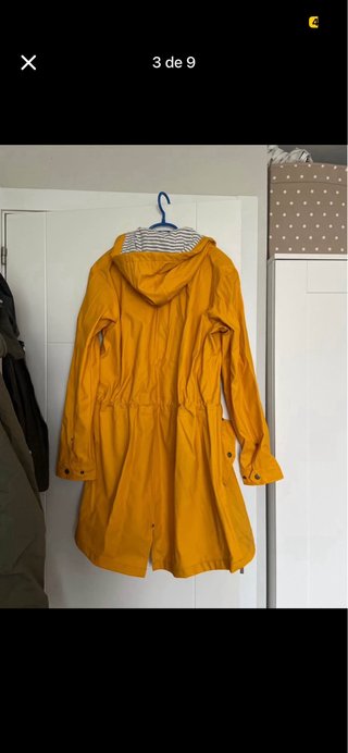 Chubasquero amarillo con capucha