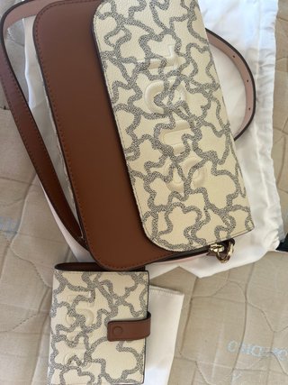 Bandolera y monedero Tous beige y marrón