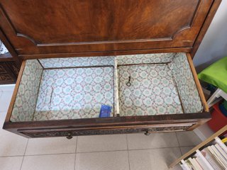 Lote 2 Muebles Antiguos: Bar y Gramófono