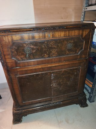Lote 2 Muebles Antiguos: Bar y Gramófono