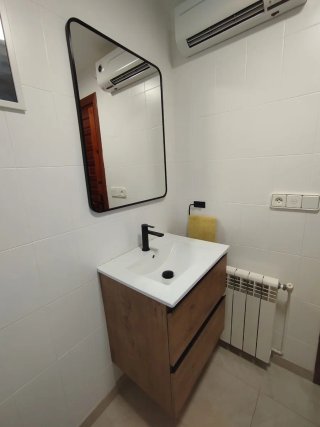 Mueble de lavabo, espejo y columna