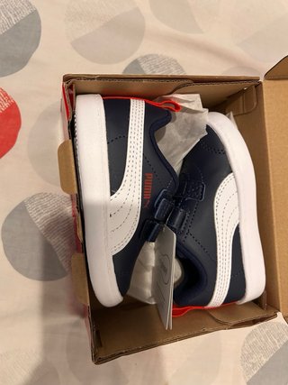 Zapatos Puma niño azul marino. Talla 21
