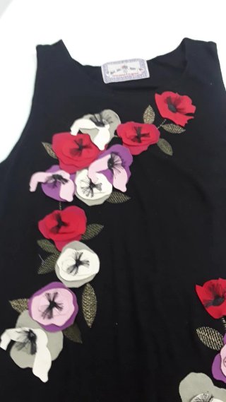 Vestido negro con flores multicolor