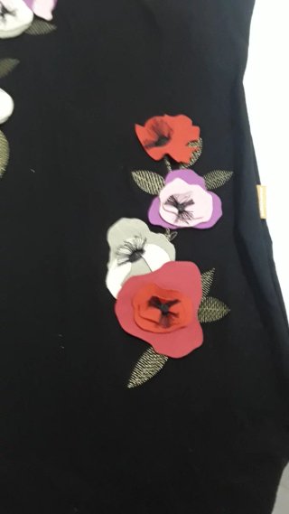Vestido negro con flores multicolor