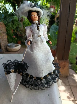 Muñeca antigua con sombrero y sombrilla