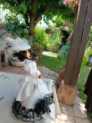 Muñeca antigua con sombrero y sombrilla