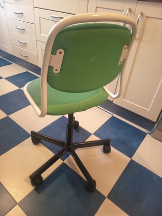 Silla de escritorio infantil verde y blanca