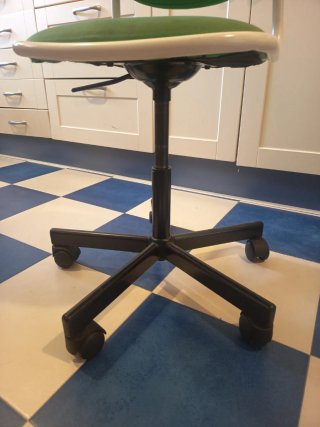 Silla de escritorio infantil verde y blanca