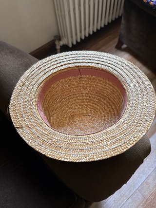 Sombreros de paja con cinta naranja y negra