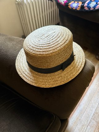 Sombreros de paja con cinta naranja y negra