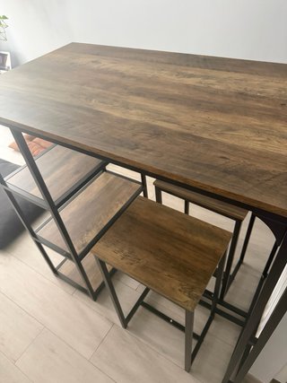 Mesa alta cocina/salón con 2 taburetes