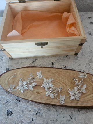 Tiara de novia plateada con flores