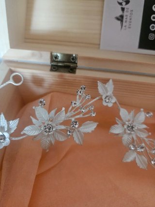 Tiara de novia plateada con flores