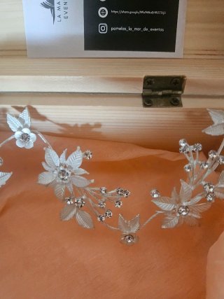 Tiara de novia plateada con flores