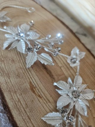 Tiara de novia plateada con flores