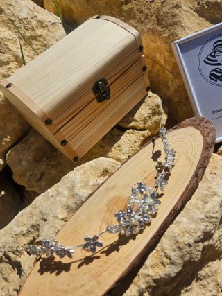 Tiara de novia plateada con flores