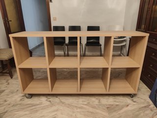 Estantería modular de madera con ruedas