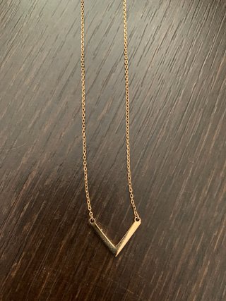 Collar MK con baño de oro rosa y pavé.