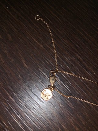 Collar MK con baño de oro rosa y pavé.