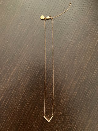 Collar MK con baño de oro rosa y pavé.