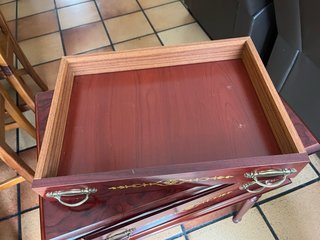 Mesita auxiliar de madera con cajones