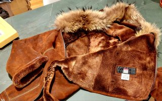 Chaquetón piel mouton con capucha