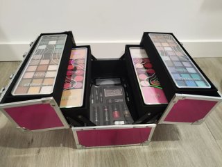Maletín de maquillaje rosa y plateado .