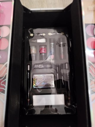 Maletín de maquillaje rosa y plateado .