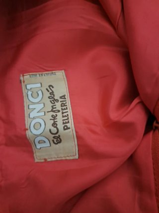 Falda de piel roja