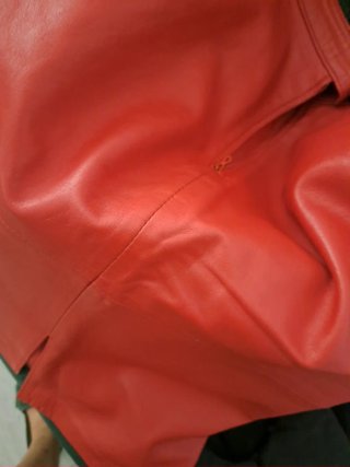 Falda de piel roja