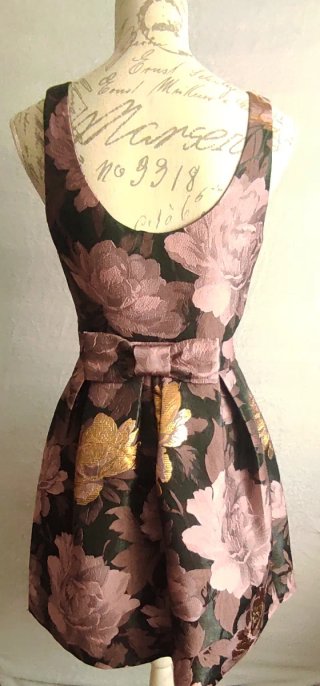 Vestido de fiesta floral rosa y dorado