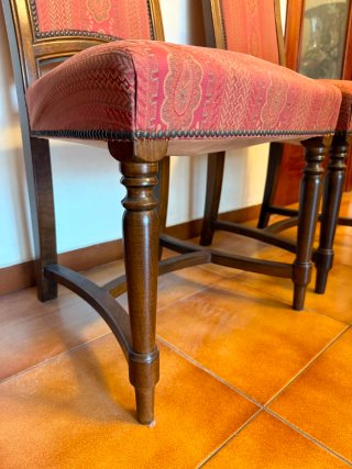 Mesa extensible antigua de madera y sillas