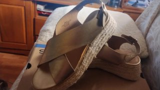 Sandalias doradas cuña esparto