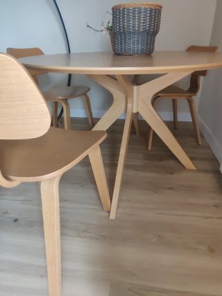 Mesa diseño con 3 sillas madera