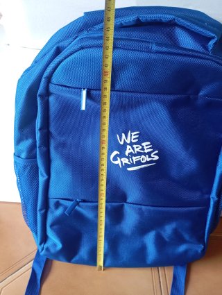 Mochila Azul con logo WE ARE GRIFOLS