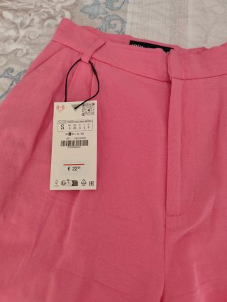 Conjunto Zara Chaleco Rosa y Falda Estampada