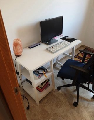 Escritorio blanco con cajonera reversible