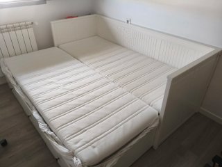 Sofá cama blanco con cajones