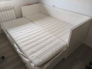 Sofá cama blanco con cajones