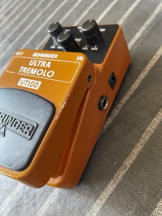 Behringer UT100 Ultra Tremolo Pedal Guitarra
