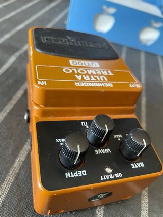 Behringer UT100 Ultra Tremolo Pedal Guitarra
