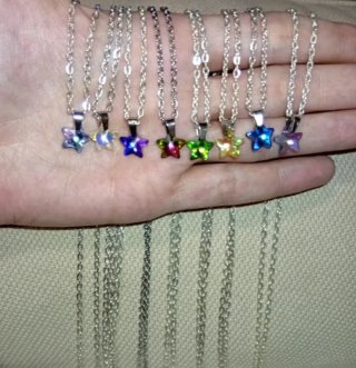 Collar artesanal con colgante de cristal