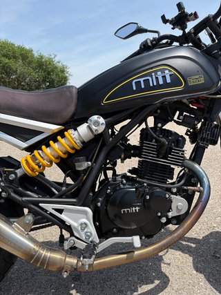 Moto Mitt 125 SC Negra y Dorada