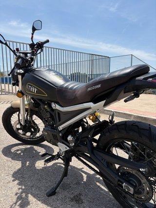 Moto Mitt 125 SC Negra y Dorada