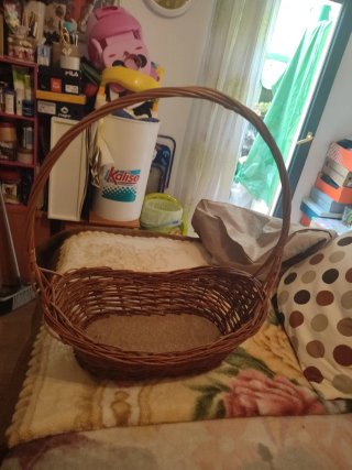 Cesta de mimbre marrón