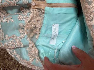 Vestido de fiesta azul con encaje rosa