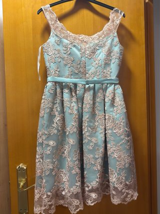 Vestido de fiesta azul con encaje rosa